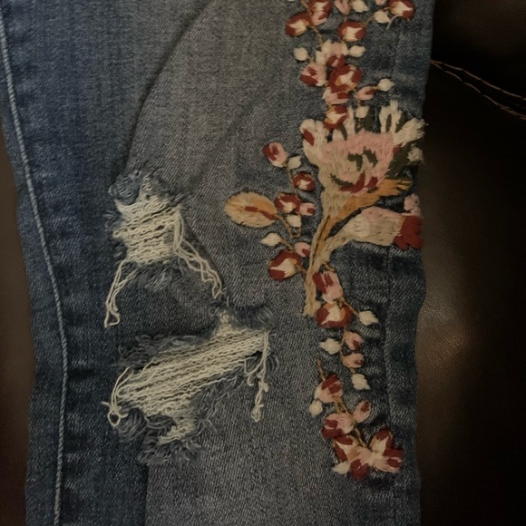 Abercrombie&Fitch Embroidered Low-Rise Ankle Jeans - Picture 4 of 7